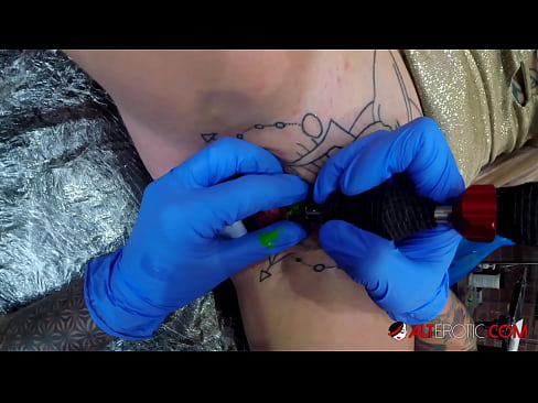 ❤️ Sully Savage mai tsananin jarfa ta yi tattoo a kan kwarin ta ️❌ Ingantacciyar iskanci ❌
